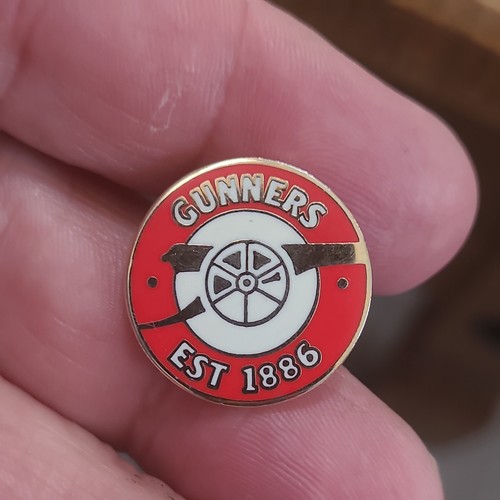 Arsenal badge wear - badge,